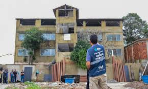 Prédio construído ilegalmente no Rio de Janeiro começa a ser demolido