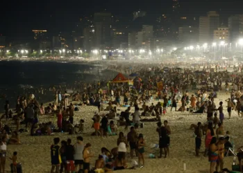Banho noturno na orla do Rio atrai cariocas e turistas no calorão