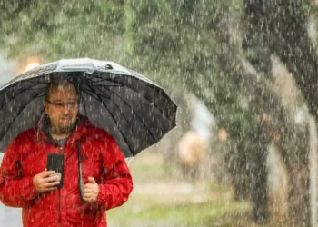 Chuvas alagam ruas e destelham casas no RS
