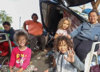Famílias improvisam acampamentos em rodovias para vigiar suas casas