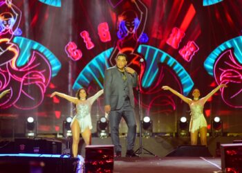 Raça Negra embala público com samba nostálgico no penúltimo dia do Virada Salvador