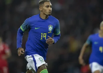 Raphinha e Vinicius Júnior são indicados ao prêmio Bola de Ouro