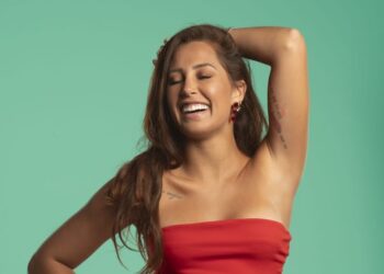 Raquel Tombesi, vocalista do Cheiro de Amor, volta às origens em show intimista essa semana