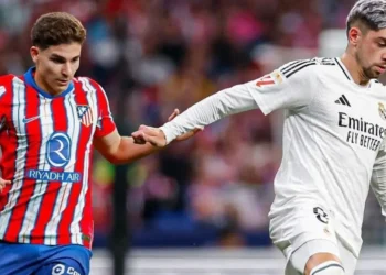 Clássico entre Real Madrid e Atlético é paralisado por arremesso de objetos dentro de campo