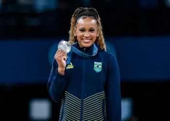 Rebeca Andrade é prata no salto e iguala Torben e Scheidt com cinco medalhas olímpicas