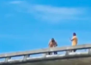 Recife: casal é flagrado praticando ato sexual em viaduto movimentado