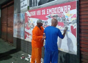 Sedur remove publicidade irregular na região da Cidade Baixa