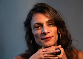 Presença de trans nas artes reduz preconceito, afirma Renata Carvalho