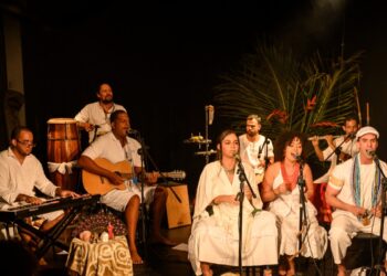Rezadêra sobe ao palco da Varanda do SESI Rio Vermelho e faz espetáculo ao pôr do sol