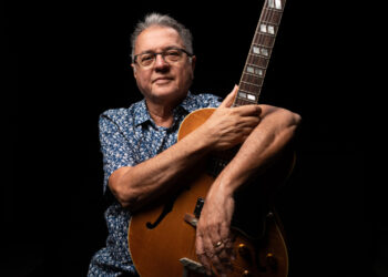 Ricardo Augusto comemora 50 anos de carreira com coletânea em homenagem a Luiz Melodia