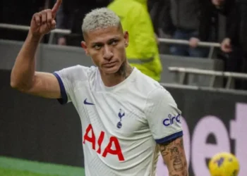 Técnico do Tottenham elogia Richarlison após jogador falar sobre saúde mental