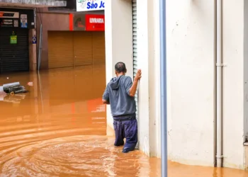 Saiba como prevenir doenças como a leptospirose, após chuvas no RS
