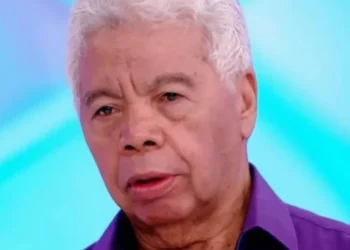 Roque, assistente de palco de Silvio Santos, desmaia em restaurante e é internado