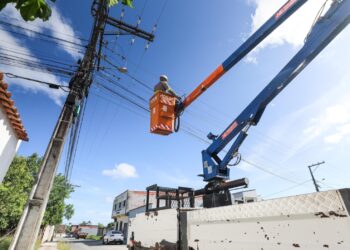 Diversos pontos de Camaçari recebem manutenção de iluminação