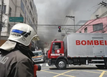 Bombeiros controlam incêndio em shopping no centro de São Paulo