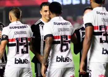 Jogadores do São Paulo usam camisas com o nome de Izquierdo em partida