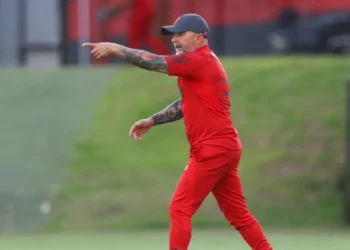 Favorito no Santos, Sampaoli ficou marcado por agressões em trabalho no Flamengo