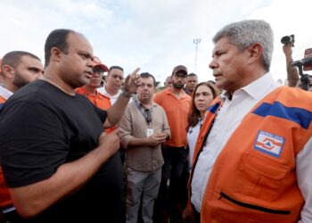 Jerônimo vistoria áreas afetadas pelas fortes chuvas em Santo Amaro, entrega kits humanitários e reforça apoio às famílias atingidas
