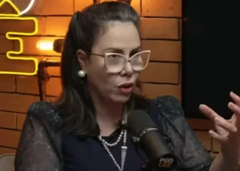 Filha de Baby do Brasil revela que está 24 anos sem beijo e sexo: “Deveria ser normal de todo mundo”