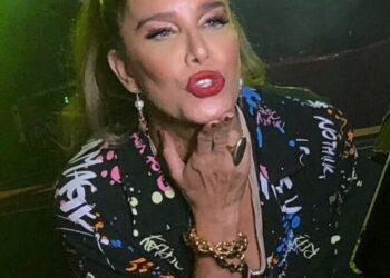 Sarajane celebra 40 anos de carreira como cantora de carnaval