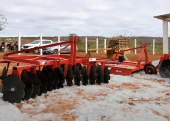 Seagri entrega trator e implementos agrícolas a comunidade rural de Ibiassucê