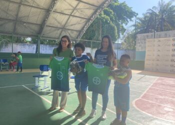 Cem alunos de futsal do Oportunidade Através do Esporte recebem novo kit fardamento