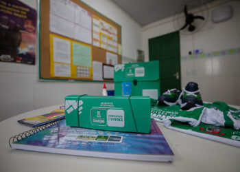 Famílias celebram a entrega do kit pedagógico e do fardamento para os alunos
