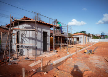 Seguem em andamento as obras no campo e na praça do bairro Phoc II