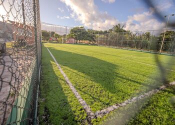 Camaçari: novo campo com grama sintética é entregue à população de Lama Preta