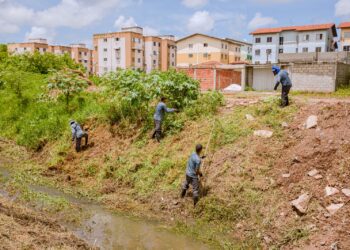 Limpeza de canais contempla sede e costa de Camaçari