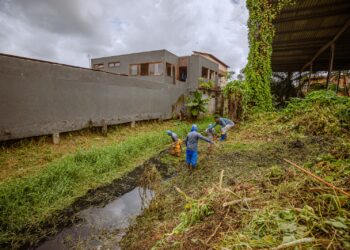 Manutenção preventiva de canais segue em andamento no município