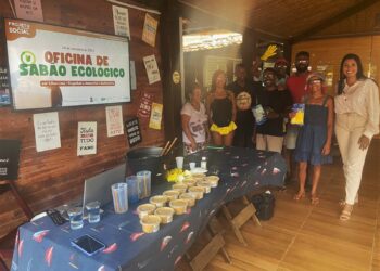 Oficina de sabão ecológico fortalece o envolvimento comunitário em Guarajuba