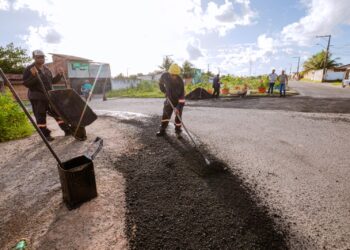 Operação tapa-buraco beneficia rua do bairro Verdes Horizontes