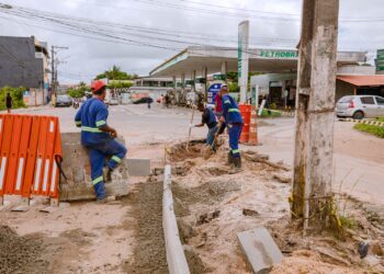 Ponte da Avenida Rio Camaçari recebe obra de passeios