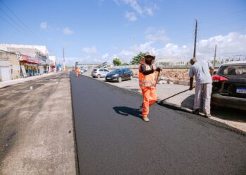 Obras de requalificação em Barra do Jacuípe avançam com pavimentação