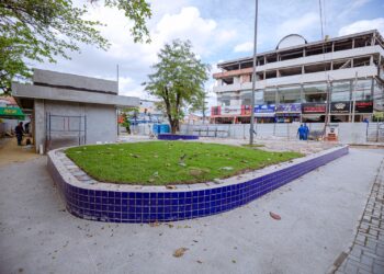 Praça Primeiro de Maio ganha vida com instalação de parque infantil e outros elementos