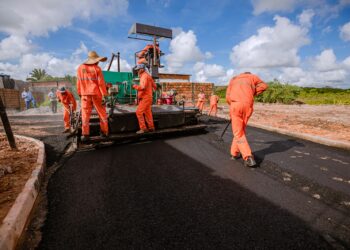 Camaçari: rua do Verdes Horizontes recebe pavimentação asfáltica