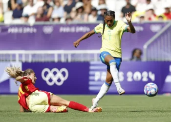 Paris: Brasil perde para Espanha mas tem ajuda dos EUA e avança no futebol