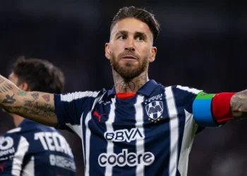 Sérgio Ramos é expulso no México após atingir oponente com cotoveladas e chute