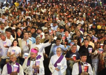 Governador participou de missa e tradicional Procissão do Fogaréu, em Serrinha