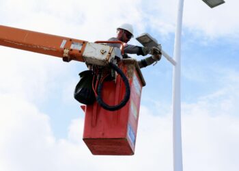 Diretoria de iluminação realiza serviços no Campo Grande para recuperar equipamentos vandalizados
