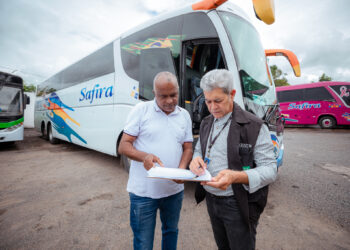 Prefeitura de Camçari vistoria veículos do transporte universitário