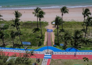 Praia do Paraíso, em Guarajuba, tem selo Bandeira Azul renovado para temporada 2024/2025