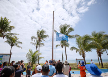 Hasteamento da Bandeira Azul em Camaçari renova selo internacional de praia para temporada 2024-2025