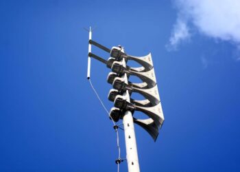 Sirenes da Defesa Civil alertam população em áreas de risco de Salvador