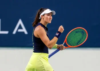 Dupla de Stefani vence estreia e volta a jogar esta noite na Austrália