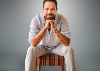 Murilo Gun se apresenta em Salvador, no Teatro Faresi