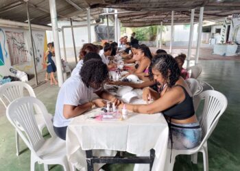 Mães recebem homenagem em forma de cuidados em tarde de beleza no bairro de Castelo Branco