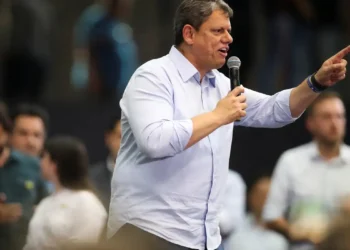 Justiça eleitoral absolve Tarcísio por acusações contra Boulos