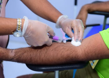 Foliões podem retirar preservativos e fazer testes de ISTs gratuitamente nos circuitos do Carnaval de Salvador